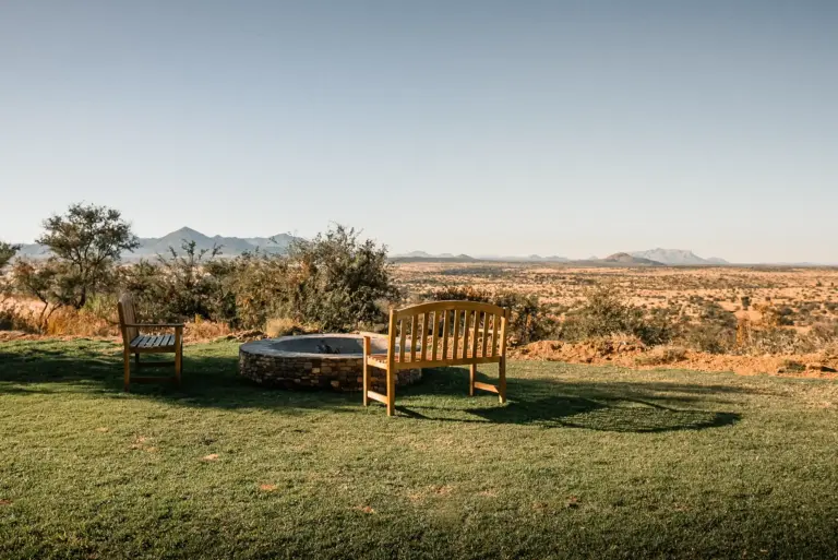 Ruhiger Sitzbereich mit Panoramaaussicht über die Savanne.