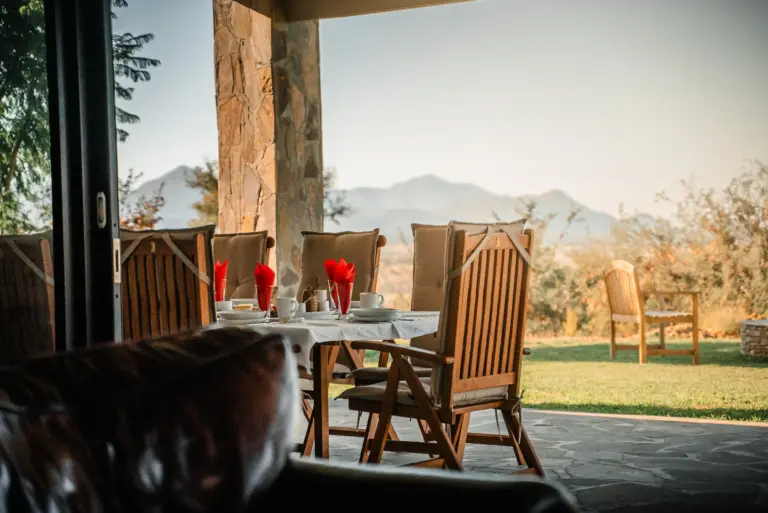 Elegant gedeckter Terrassentisch mit Panoramaaussicht in einer namibischen Lodge.