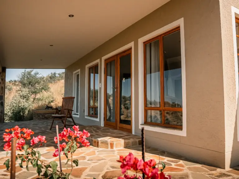 Während Ihres Aufenthaltes sind Sie in einem dieser wunderschönen, freistehenden Chalets mit eigenem Badezimmer zuhause.