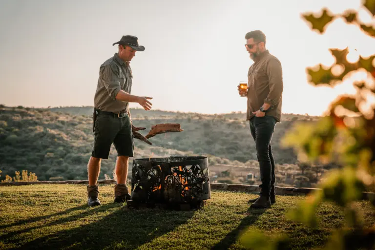 Echte Farmatmosphäre – Gespräche, Feuerholz und ein Drink mit Blick auf die untergehende Sonne.
