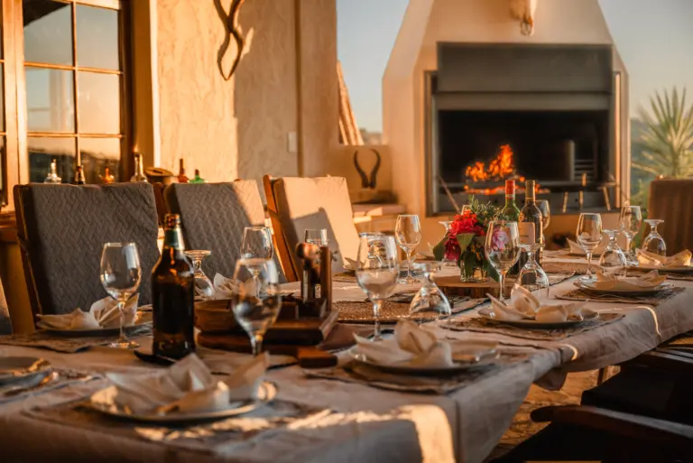 Stimmungsvolles Dinner am offenen Feuer – namibische Gastfreundschaft in warmem Abendlicht